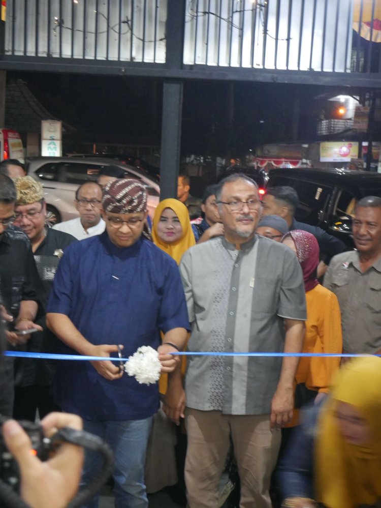 ANIES BASWEDAN AJAK RELAWAN SOLID PADA OPENING KAFE SOSIAL PEDJUANG DI BANDUNG