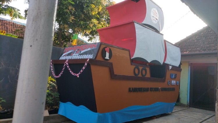 KAMONESAN KAPAL FERY KAMPUNG NAGGERANG LANGSEB MENARIK PERHATIAN WARGA DALAM KARNAVAL HUT RI