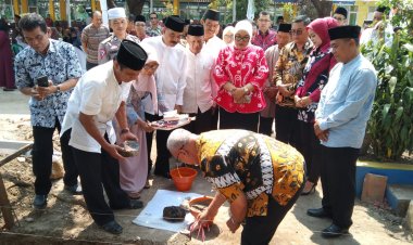 BUPATI KUNINGAN HADIRI PELETAKAN BATU PERTAMA MUSHOLA DAN ACARA MAULID NABI SDN 4 BOJONG