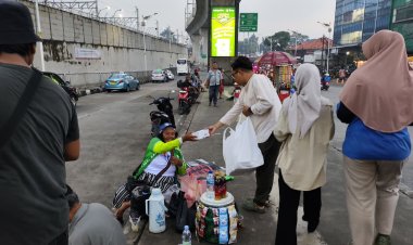 Gerakan TurunTangan Bagikan Takjil di Sekitar Kafe Sosial Pedjuang