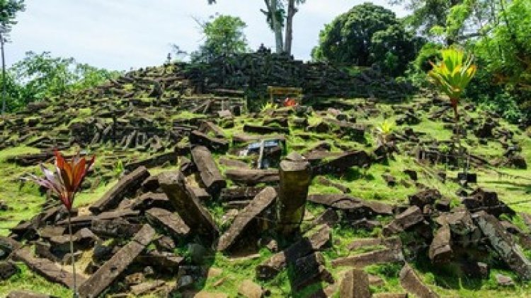 Mengubah Misteri Megaliti : Sejarah Gunung Padang Yang Terpendam