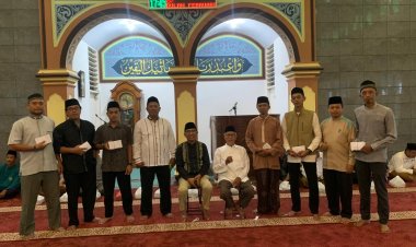 IMAM JAYA DAN DKM HIKMATUL ISLAM BERBAGI KEBAHAGIAAN DENGAN YATIM PIATU DAN DHUAFA DI DESA MALEBER