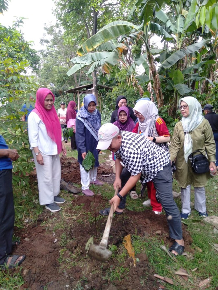 GERAKAN “SATU RUMAH SATU POHON” DIGULIRKAN DI RW 03 JATINEGARA KAUM